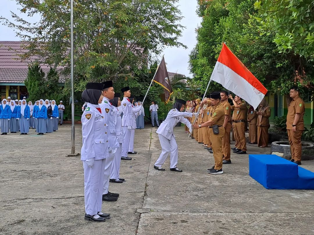 Upacara Bendera Senin 17 Oktober 2022 sekaligus Pelantikan OSIS priode 2022/2023 di SMA Negeri 1 Sungai Apit.