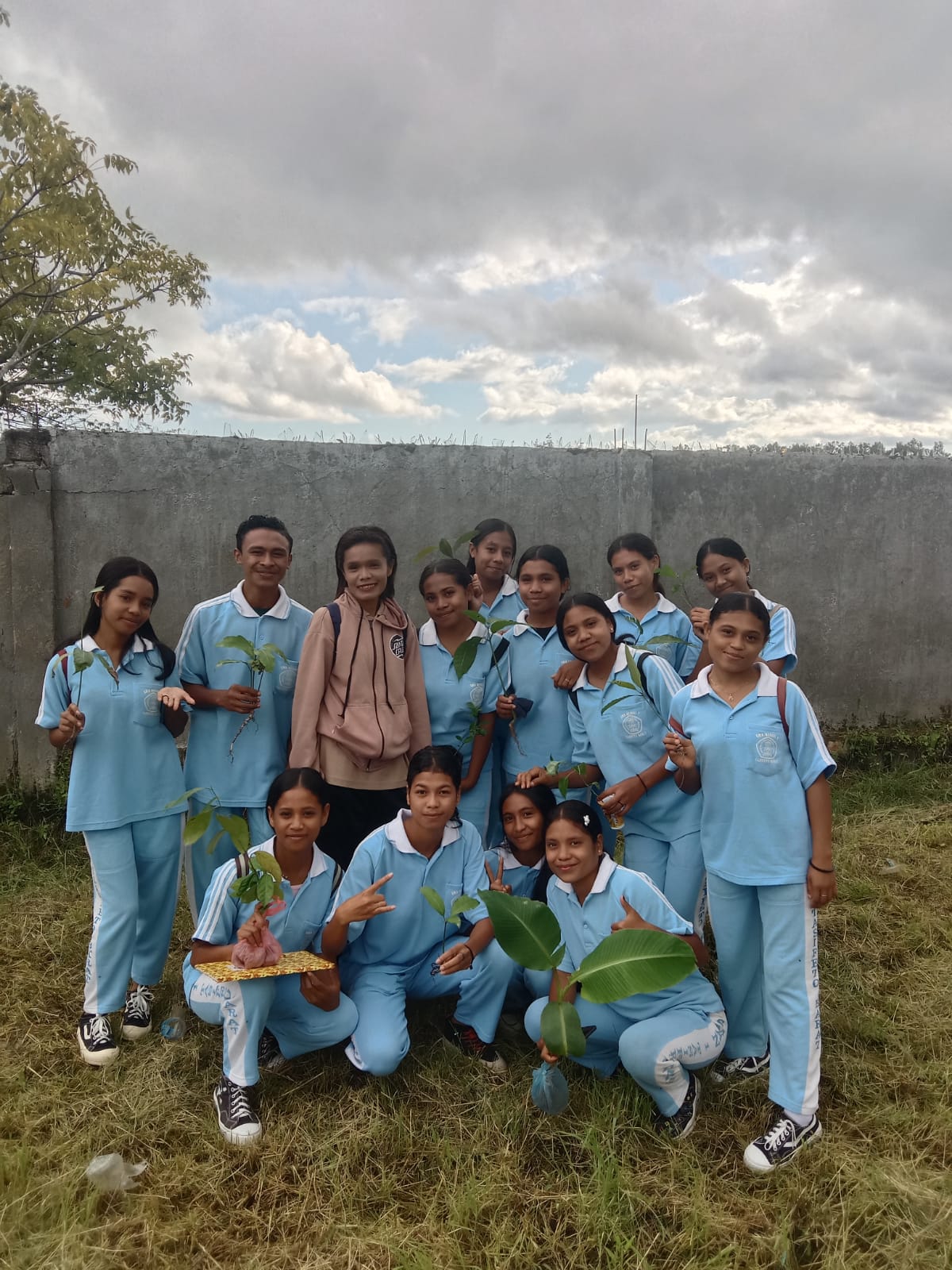 Kegiatan aksi nyata Membersihkan Lingkungan sekolah