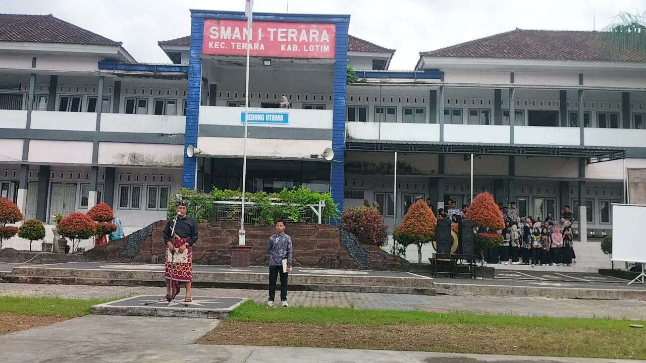 Waka Humas Lalu Muhammad Thayib Pembina Upacara Hari Guru di SMAN 1 Terara