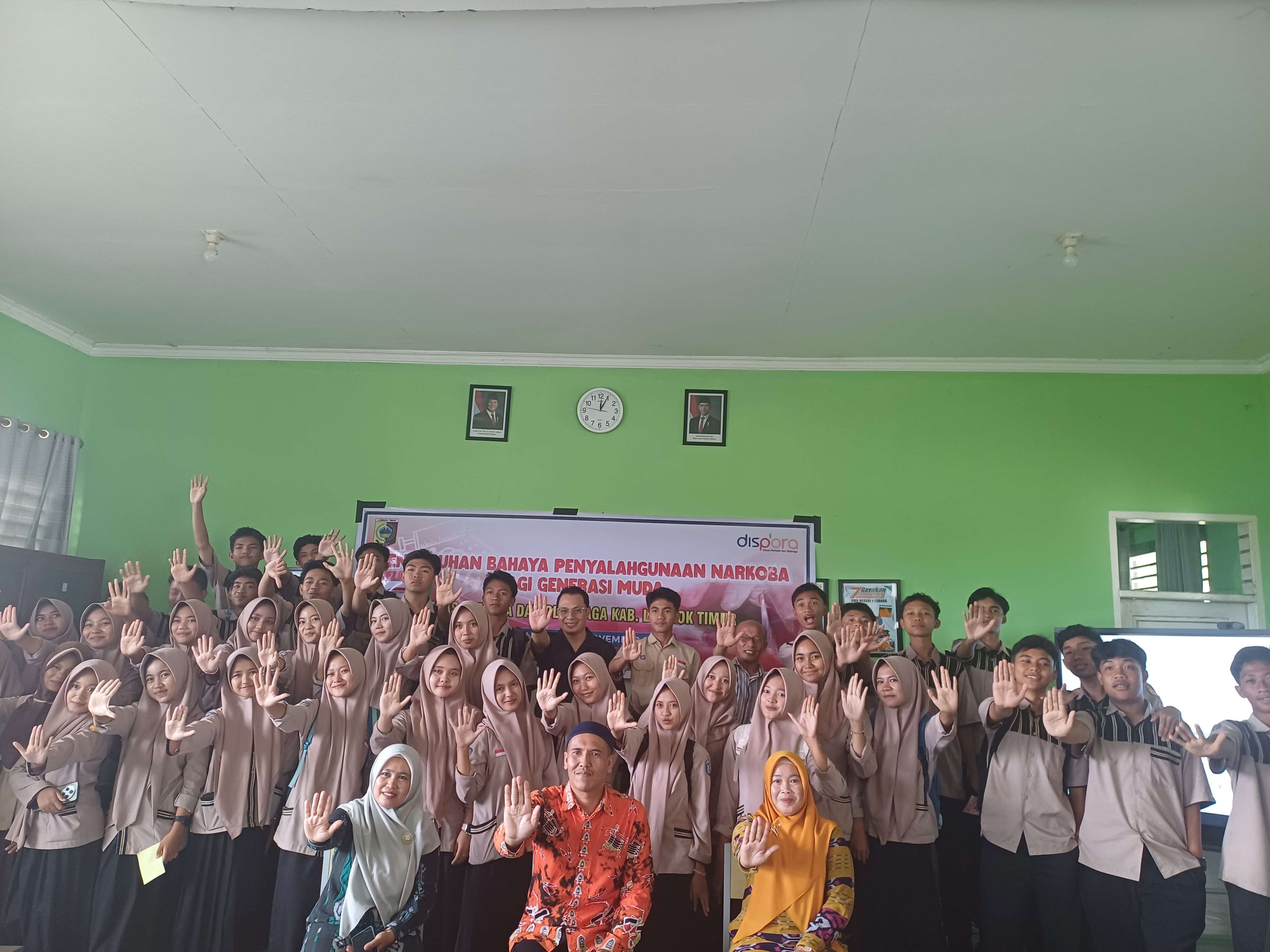 Dinas Pemuda dan Olahraga Kabupaten Lombok Timur Gelar Penyuluhan Bahaya Narkoba Bagi Generasi Muda di SMAN 1 Terara