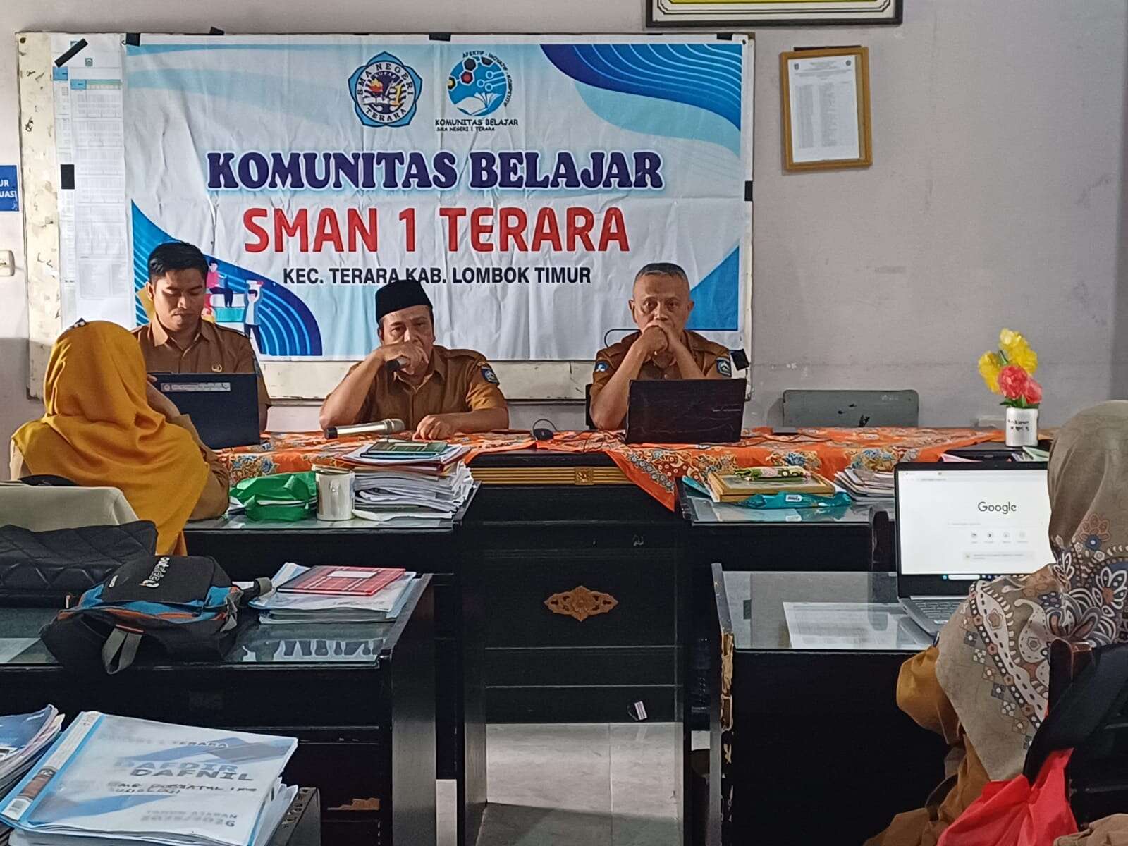 Guru SMAN 1 Terara Praktik Menulis Soal HOTS Dan Pengisian Pengelolaan Kinerja  Dalam Kegiatan Kombel