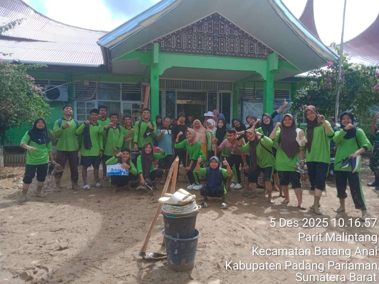 Gotong Royong Perwakilan Guru dan Siswa di SMAN 1 Batang Anai yang terkena dampak banjir