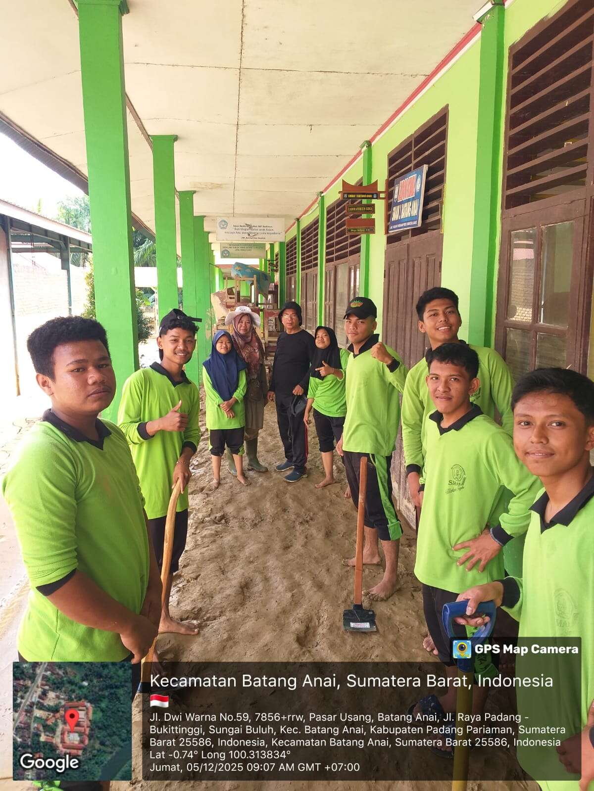 Gotong Royong Perwakilan Guru dan Siswa di SMAN 1 Batang Anai yang terkena dampak banjir