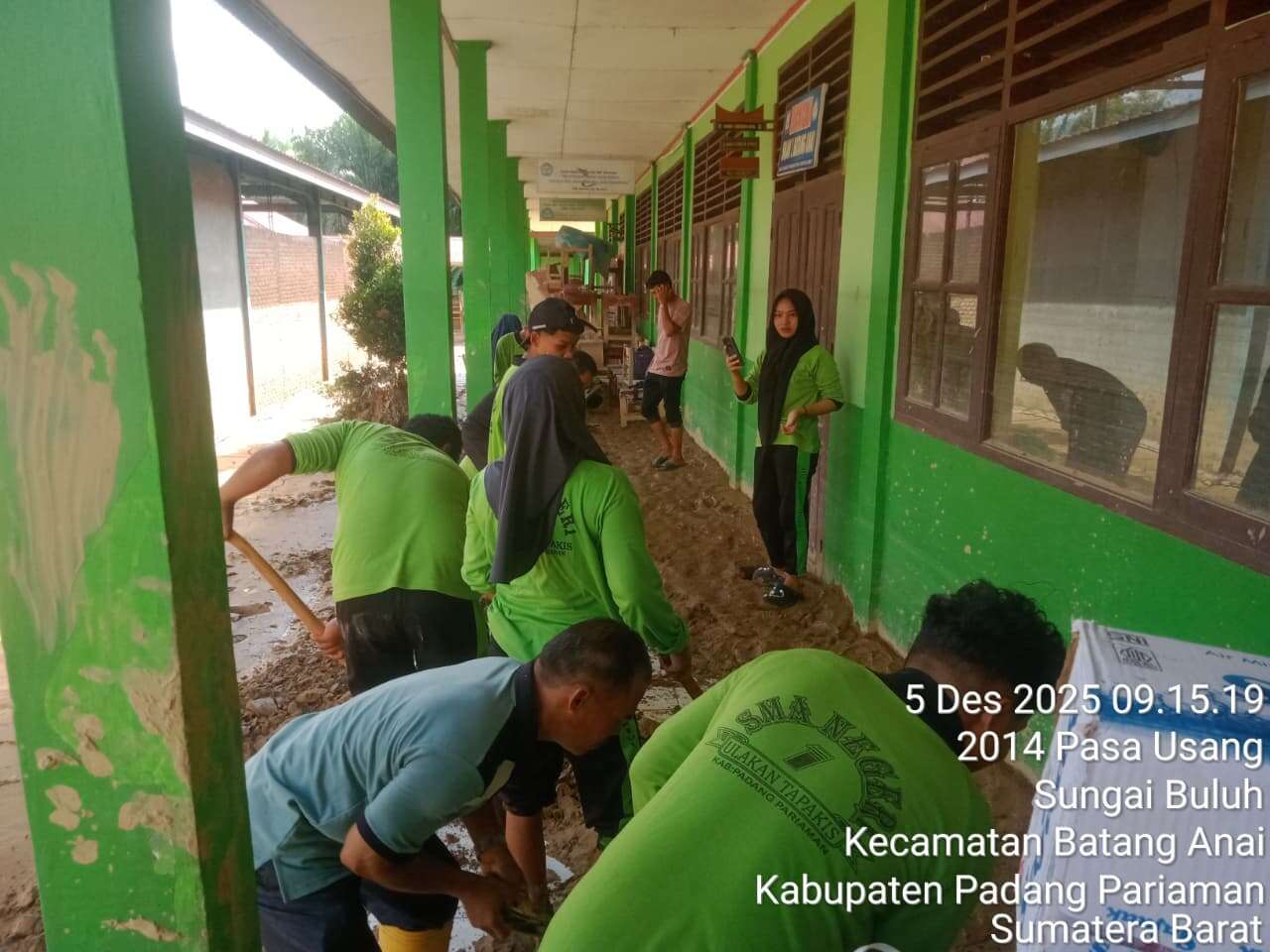 Gotong Royong Perwakilan Guru dan Siswa di SMAN 1 Batang Anai yang terkena dampak banjir