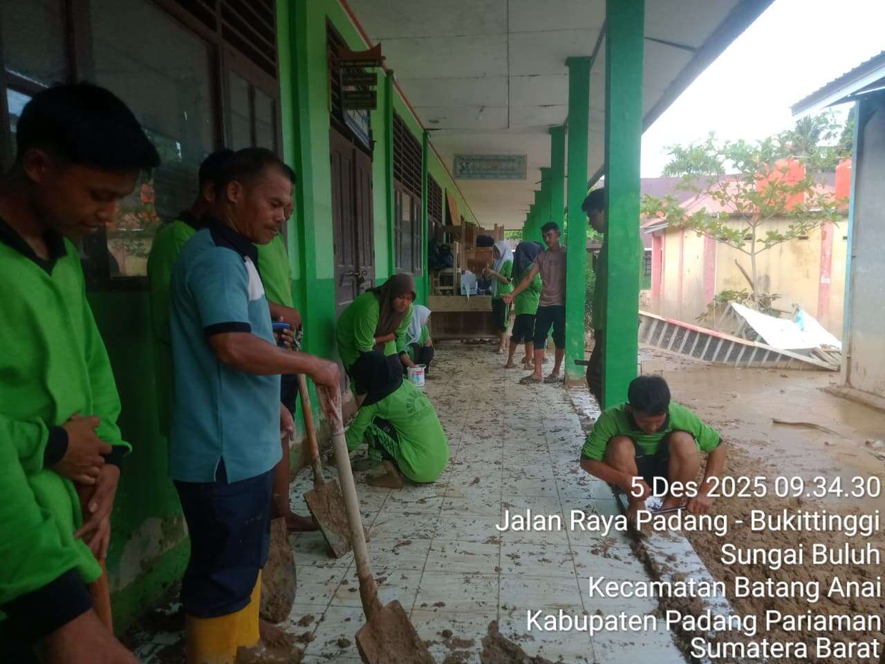 Gotong Royong Perwakilan Guru dan Siswa di SMAN 1 Batang Anai yang terkena dampak banjir