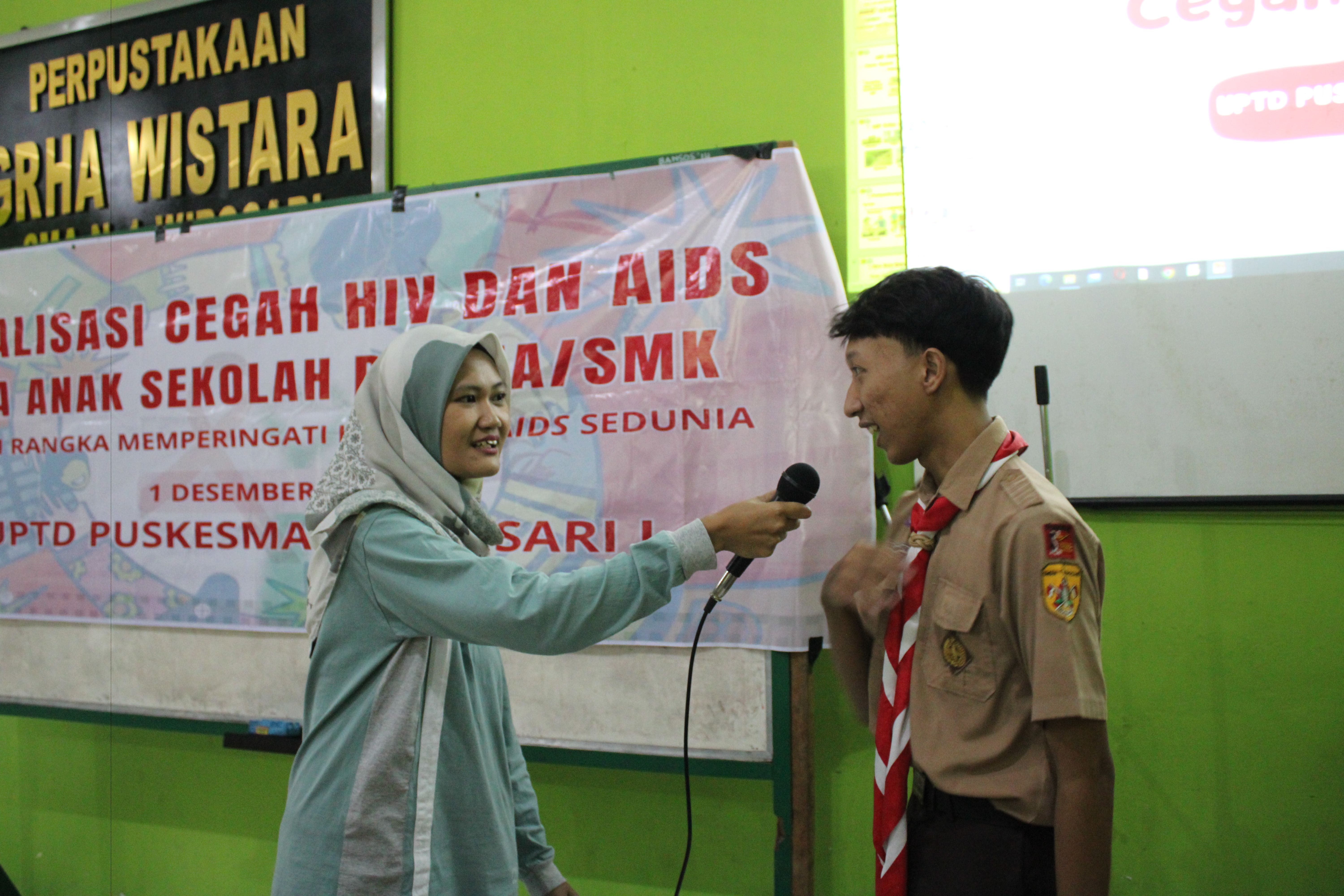 Dialog interaktif antara narasumber dan audiens