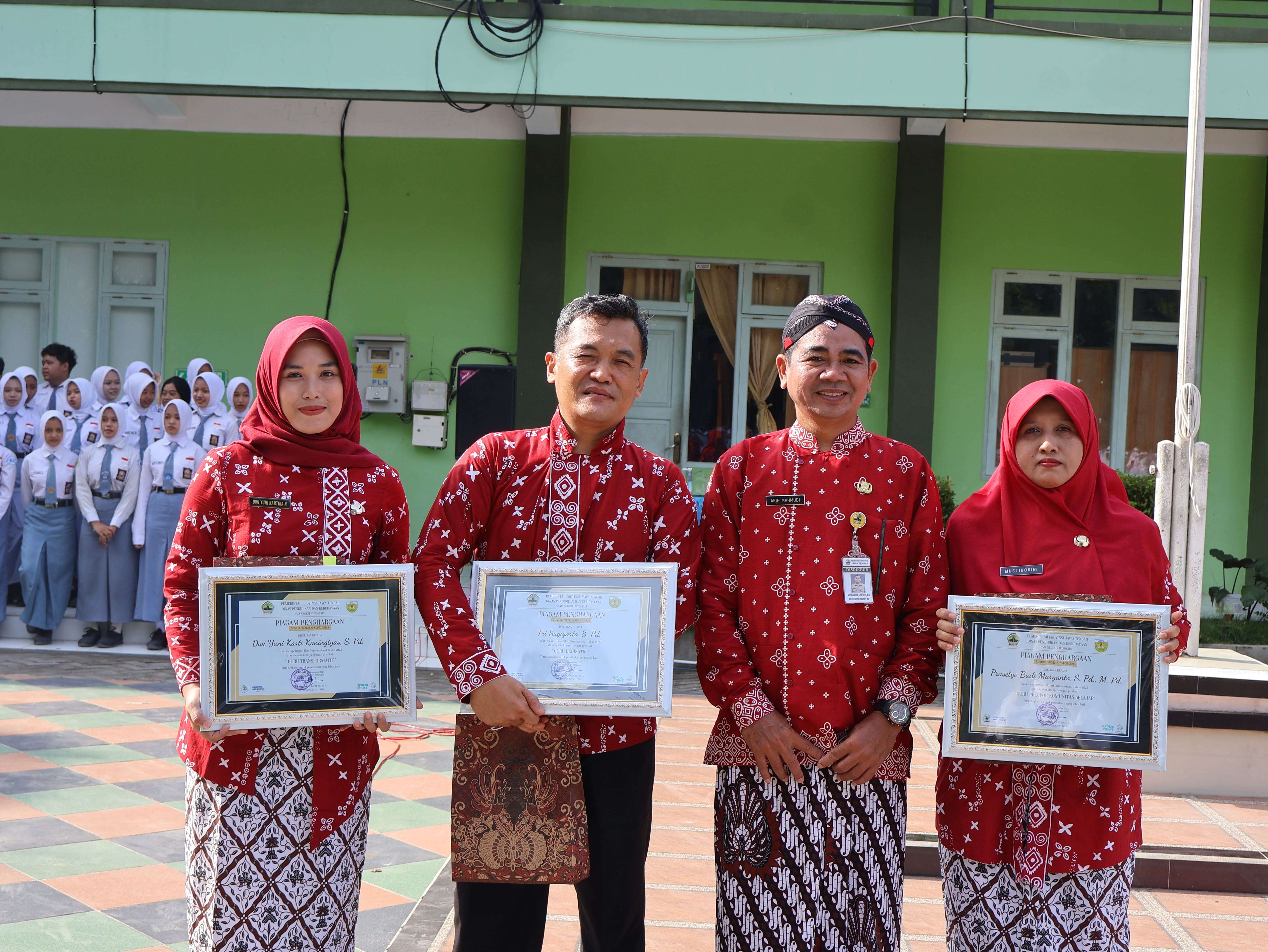 Merajut Mimpi di Tengah Khidmat Upacara: Hari Guru ke-80 SMA N 1 Wirosari