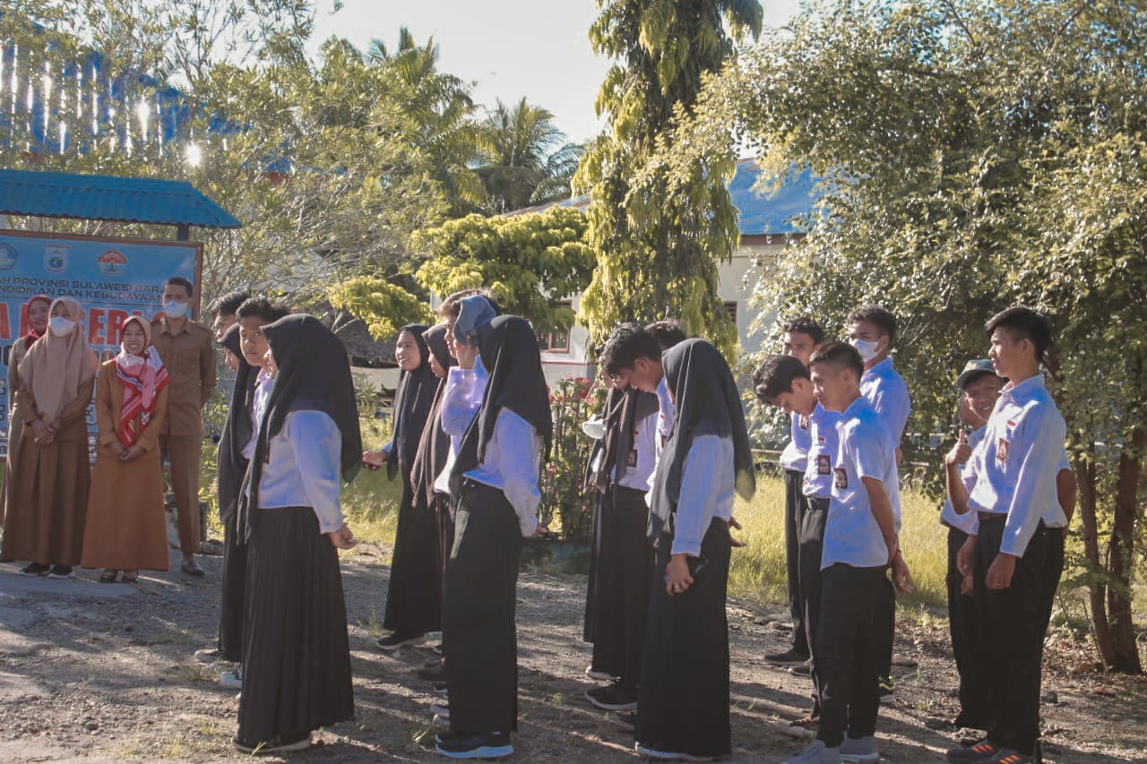 Persembahan Kelas XII Pelaksanaan Upacara Terakhir SMAN 2 Budong Budong