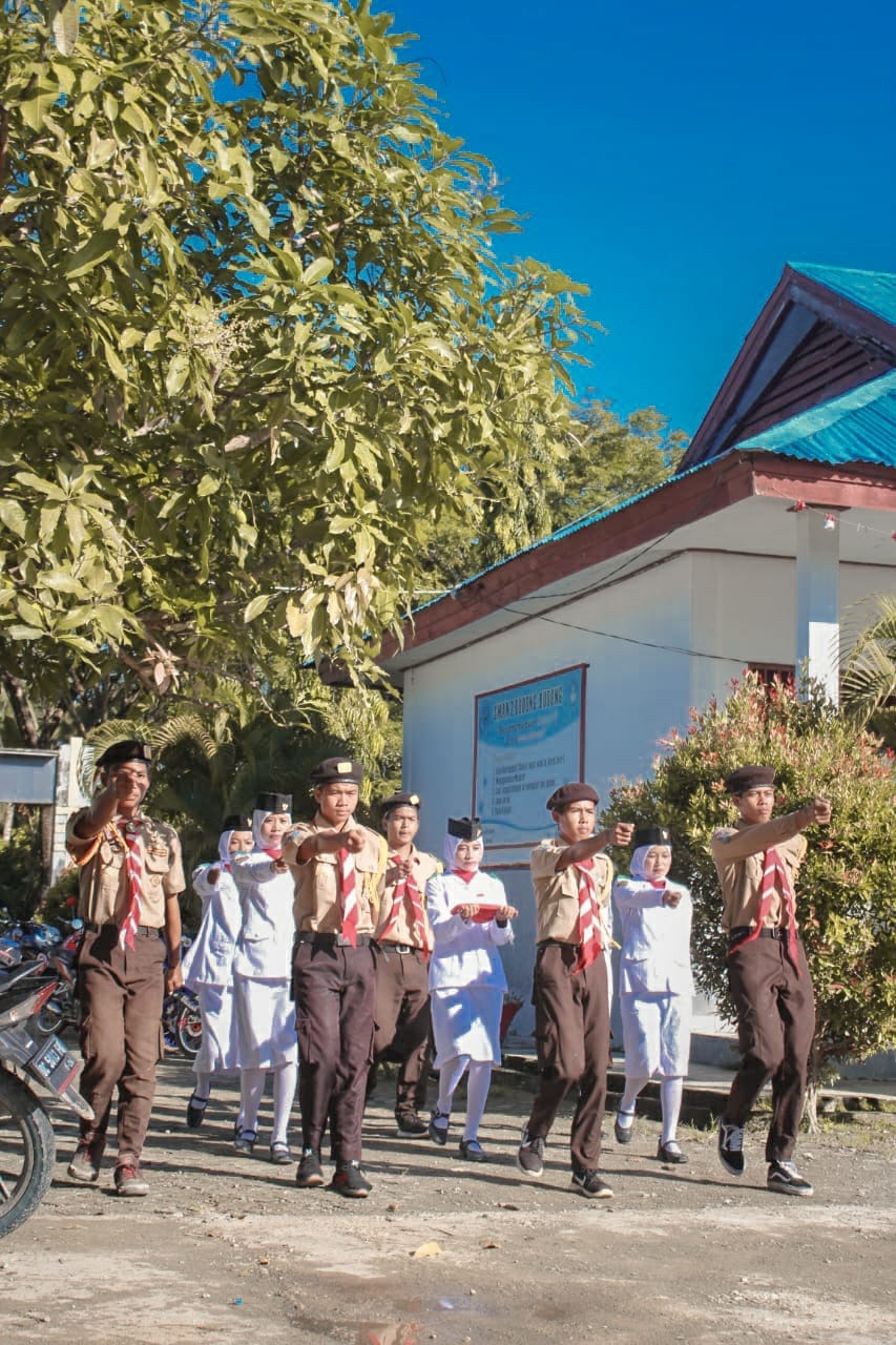 Persembahan Kelas XII Pelaksanaan Upacara Terakhir SMAN 2 Budong Budong