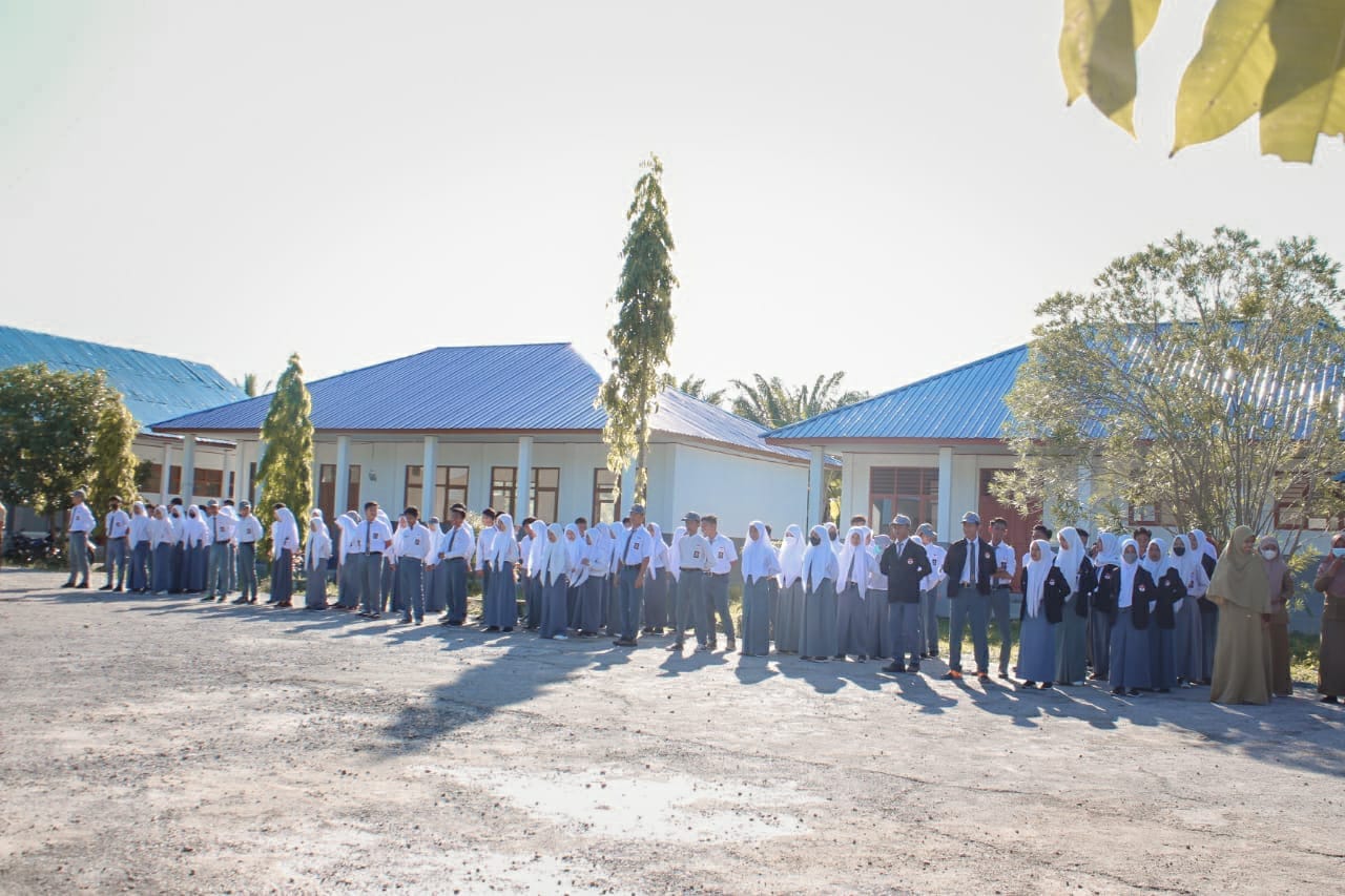 Persembahan Kelas XII Pelaksanaan Upacara Terakhir SMAN 2 Budong Budong
