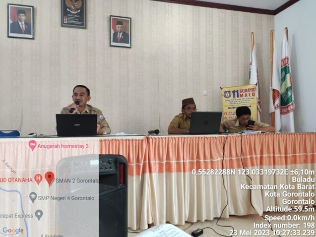 Gambar 1 Kepala SMA N 2 Gorontalo Memimpin Rapat Staf Dewan Guru