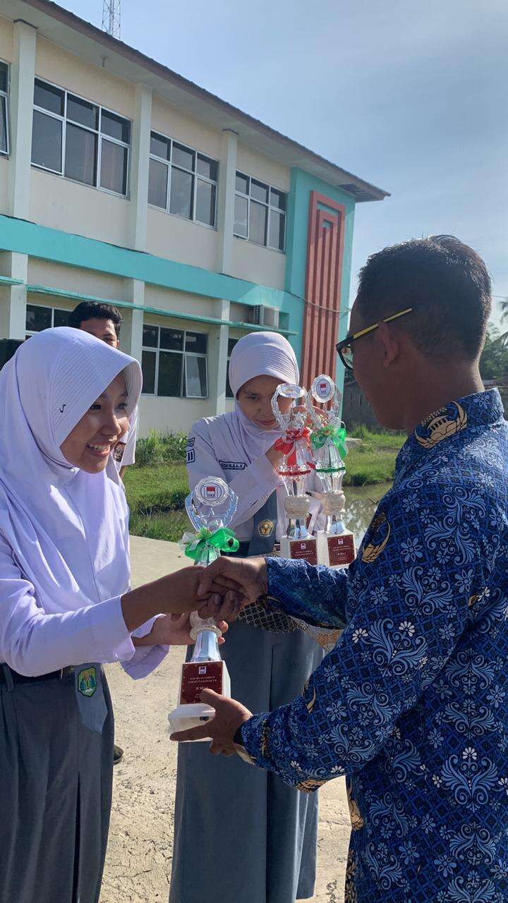 Penyerahan Piala Kepada Juara Lomba Karate