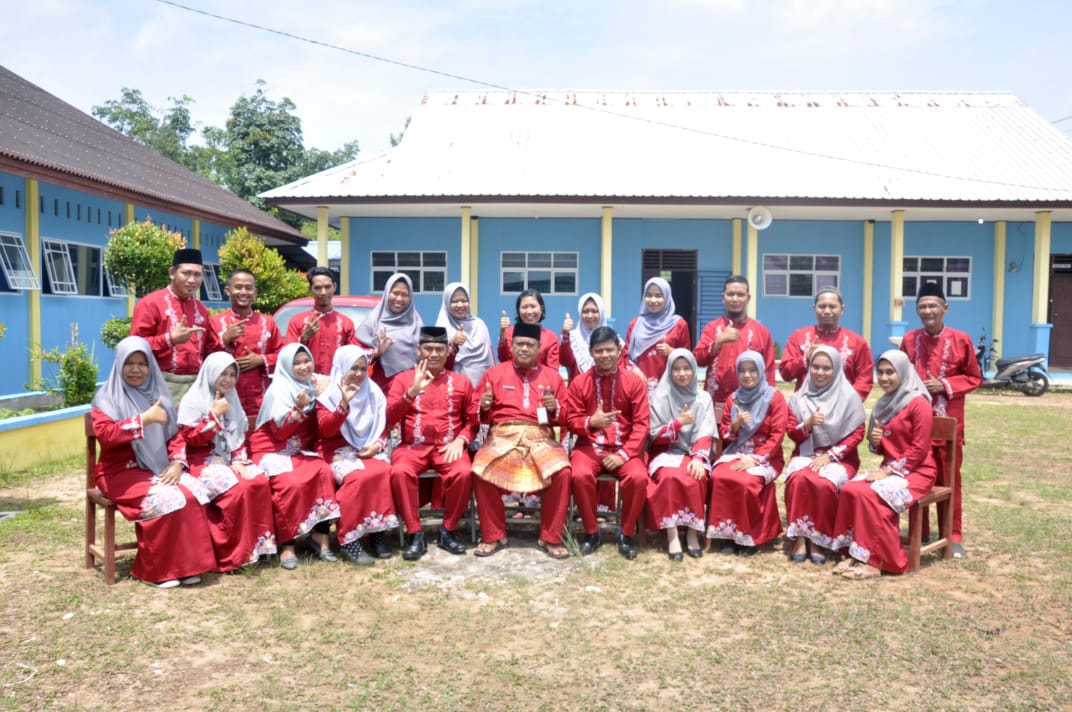 FOTO BERSAMA GURU DAN STAFF SMAN 2 LINGGA