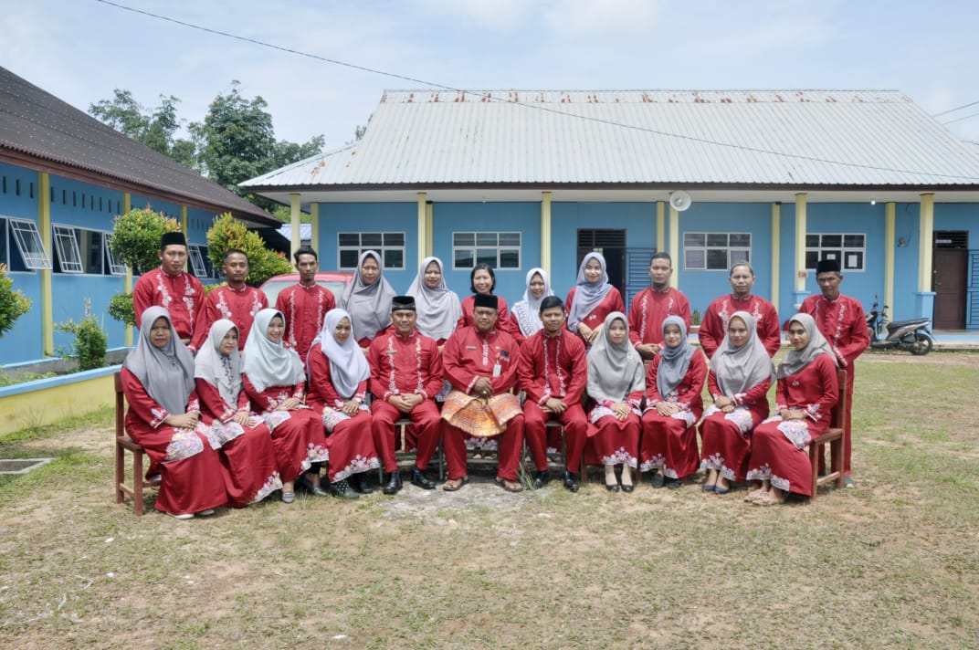 FOTO BERSAMA GURU DAN STAFF SMAN 2 LINGGA