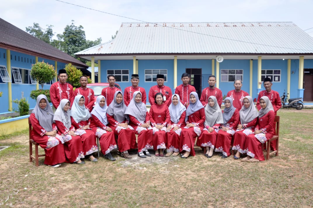 FOTO BERSAMA GURU DAN STAFF SMAN 2 LINGGA