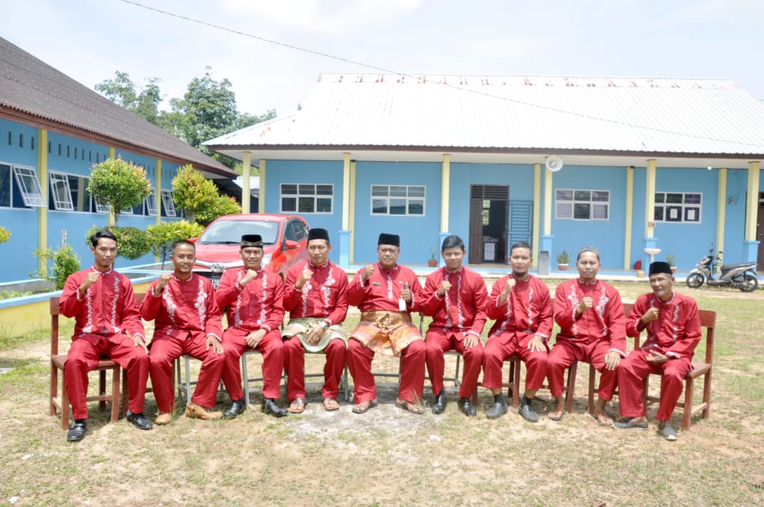 FOTO BERSAMA GURU DAN STAFF SMAN 2 LINGGA