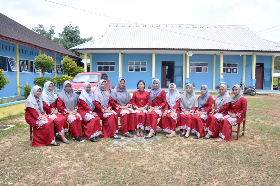 FOTO BERSAMA GURU DAN STAFF SMAN 2 LINGGA