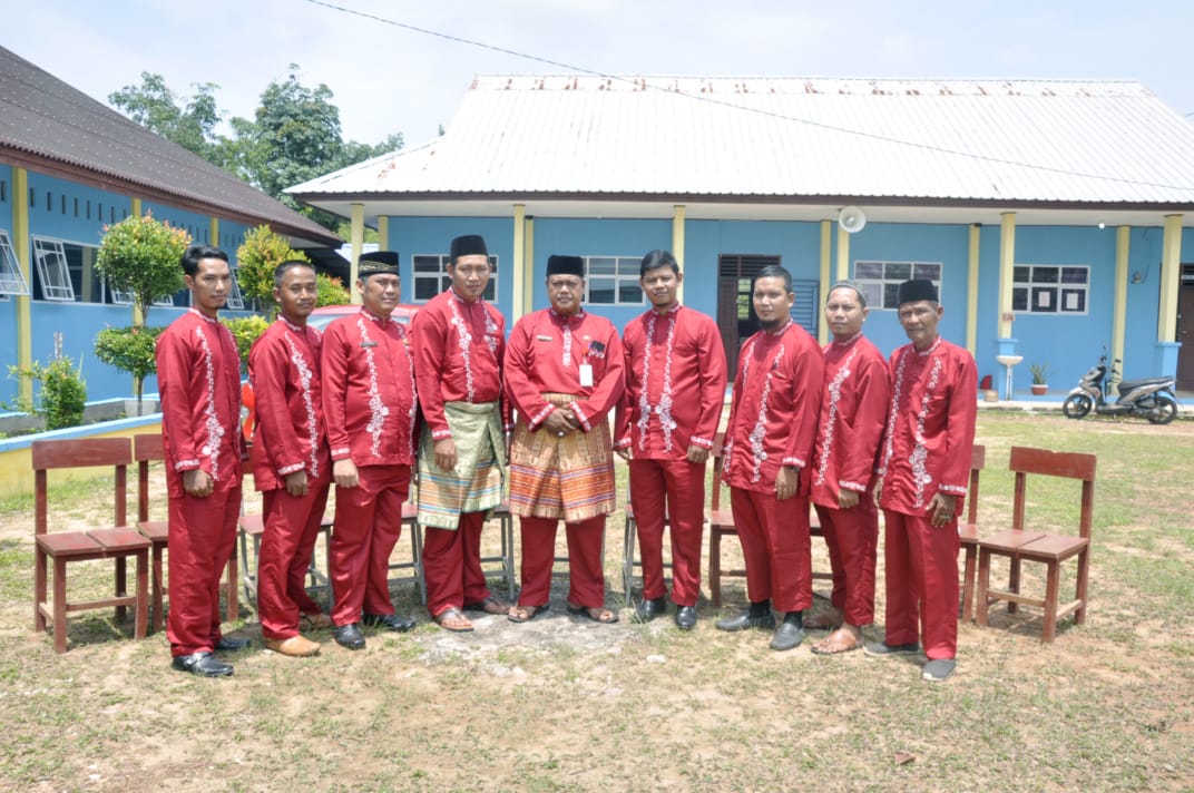 FOTO BERSAMA GURU DAN STAFF SMAN 2 LINGGA