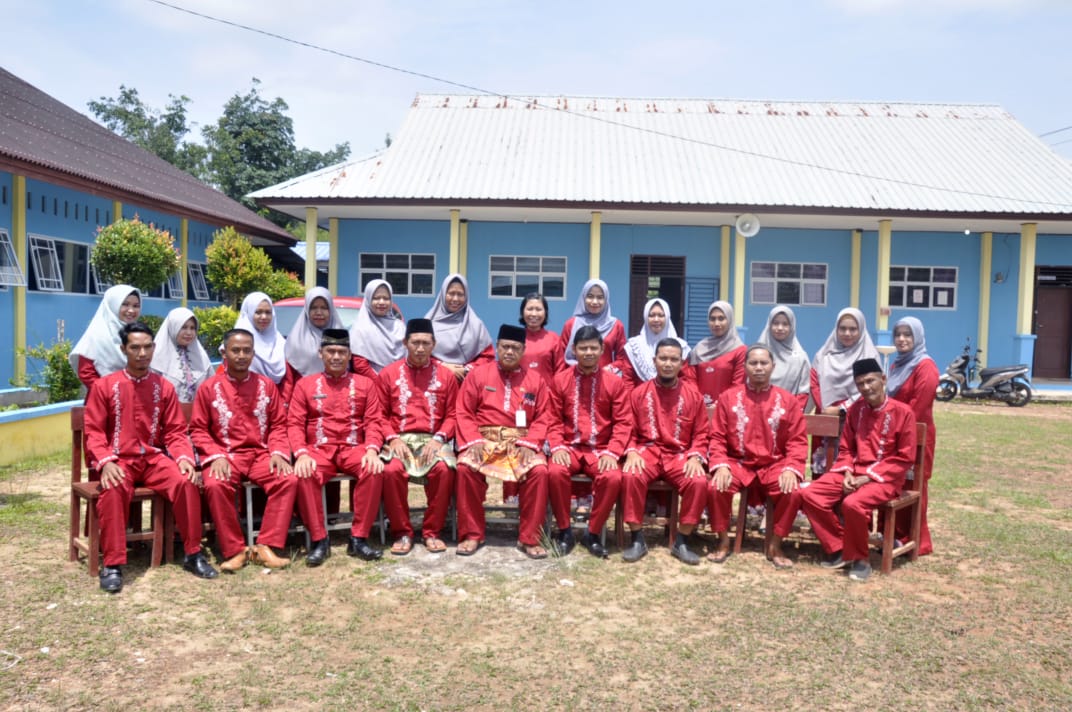 FOTO BERSAMA GURU DAN STAFF SMAN 2 LINGGA