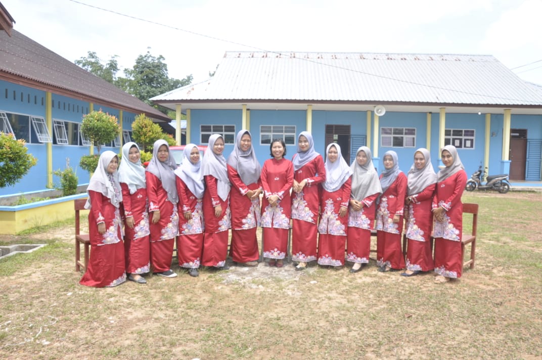 FOTO BERSAMA GURU DAN STAFF SMAN 2 LINGGA