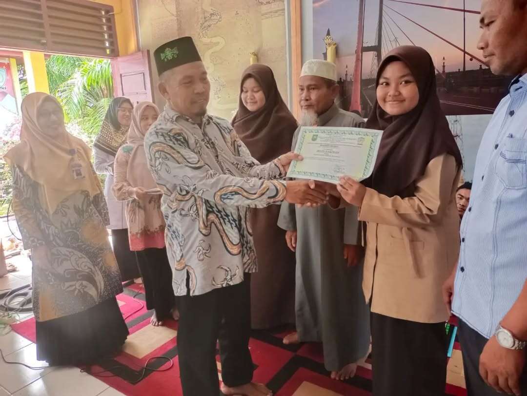 Pemberian Reward Kepada Siswa Berprestasi