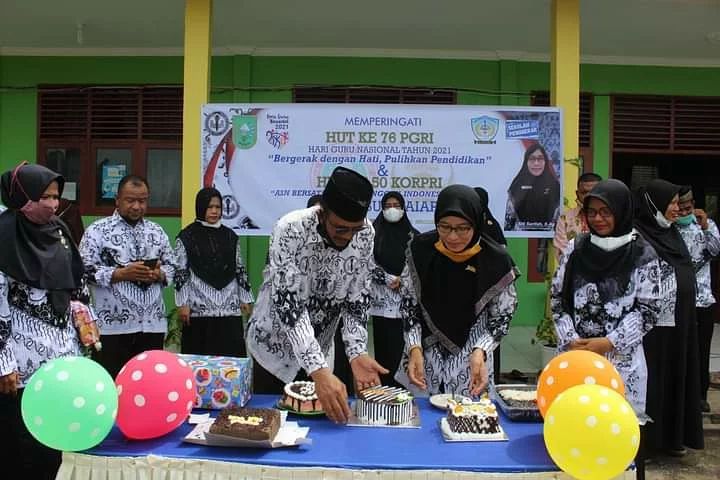 Pemotongan Kue Oleh Kepala Sekolah dan Wakasek
