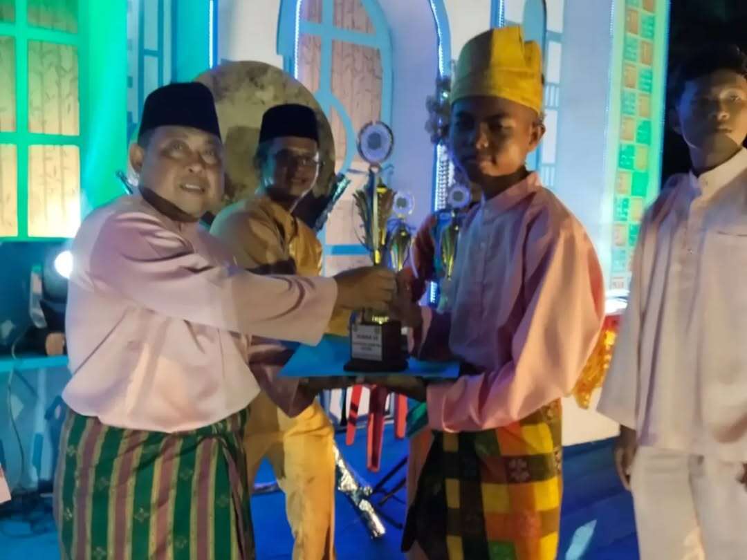 Penyerahan piala Juara 2 Syarhil Quran Putra