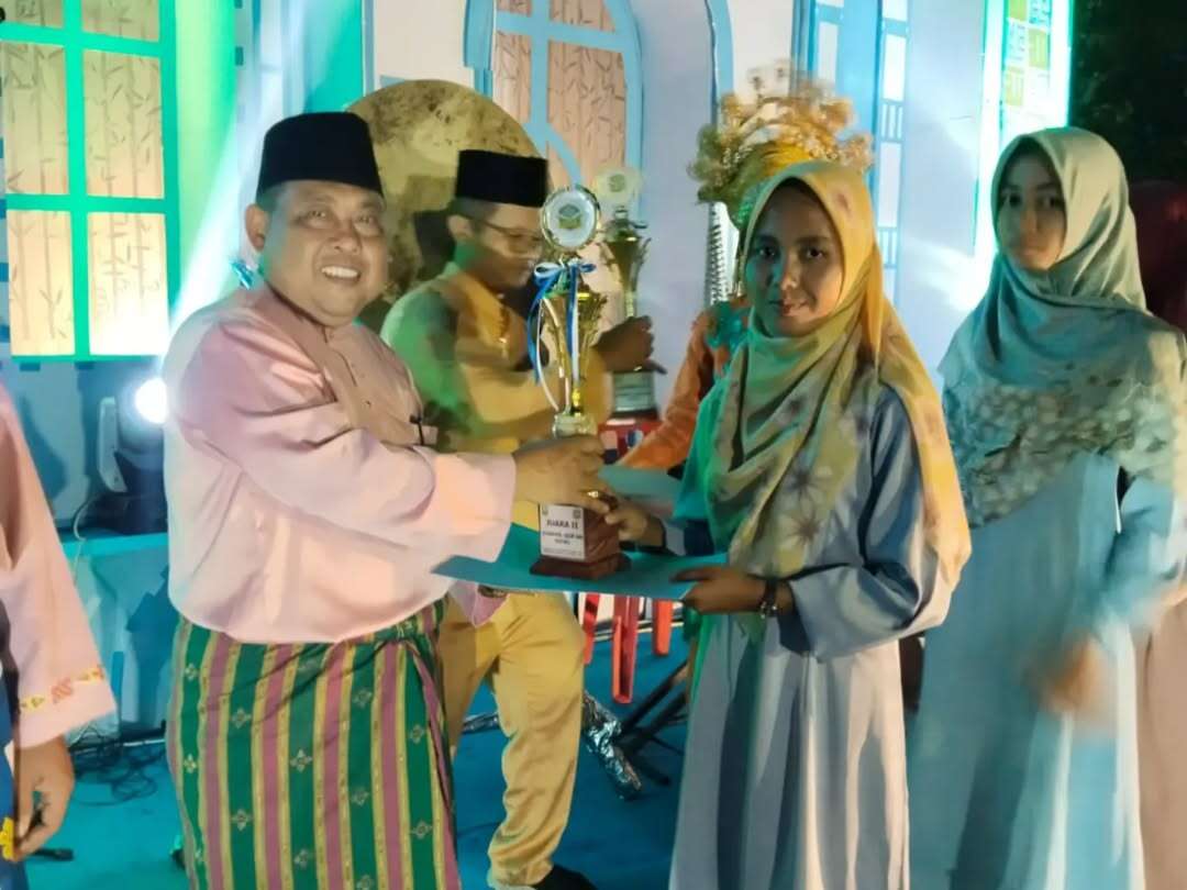 Penyerahan piala Juara 2 Syarhil Quran Putri