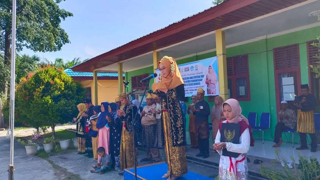 Upacara yang di pimpin lansung oleh kepala SMAN 2 Sungai Apit