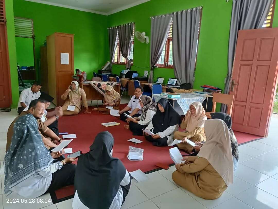 DSK bersama guru dan tata usaha