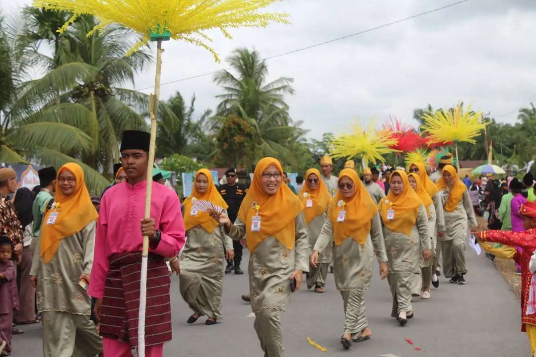 Rombongan pawai SMAN 2 Sungai Apit