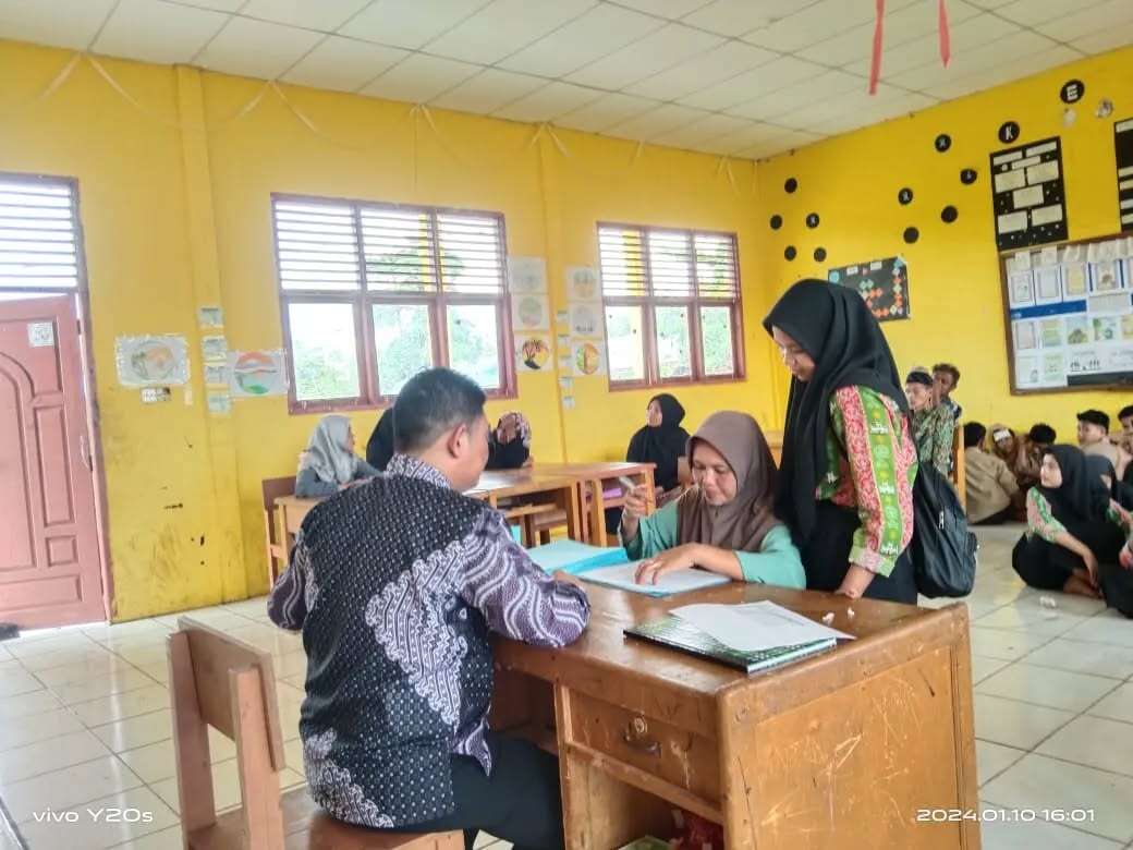 Pembagian Hasil Belajar Oleh Wali Kelas