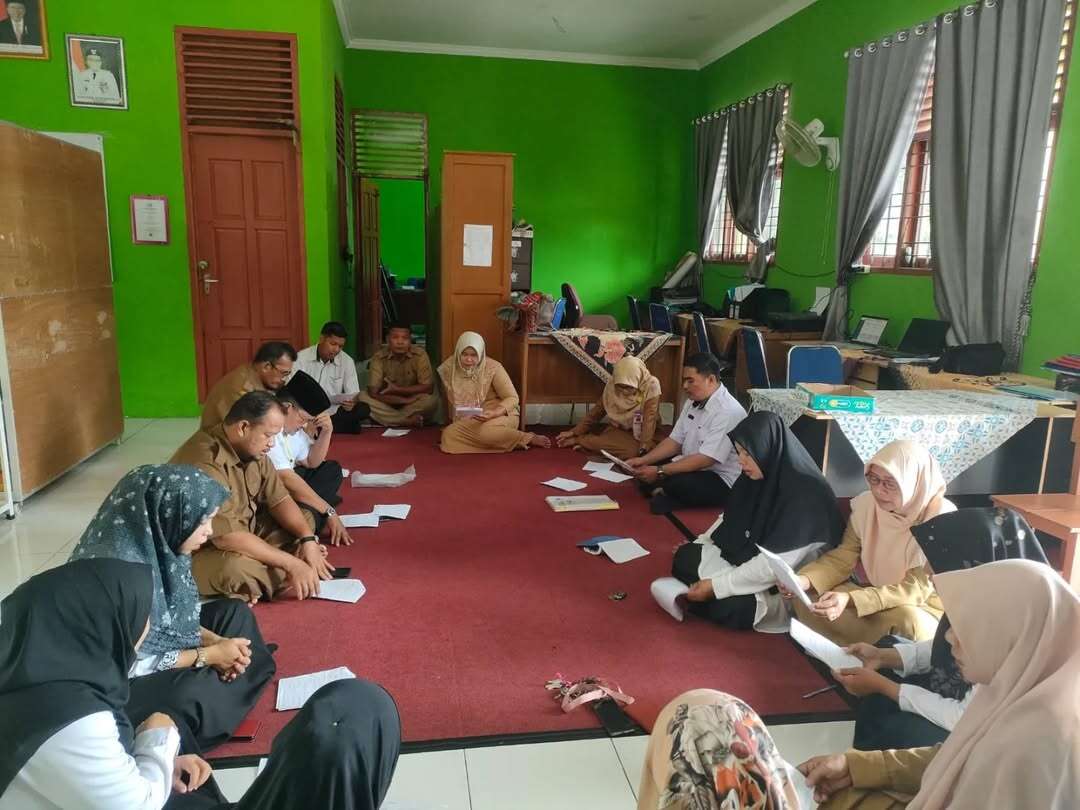 DSK bersama guru dan tata usaha