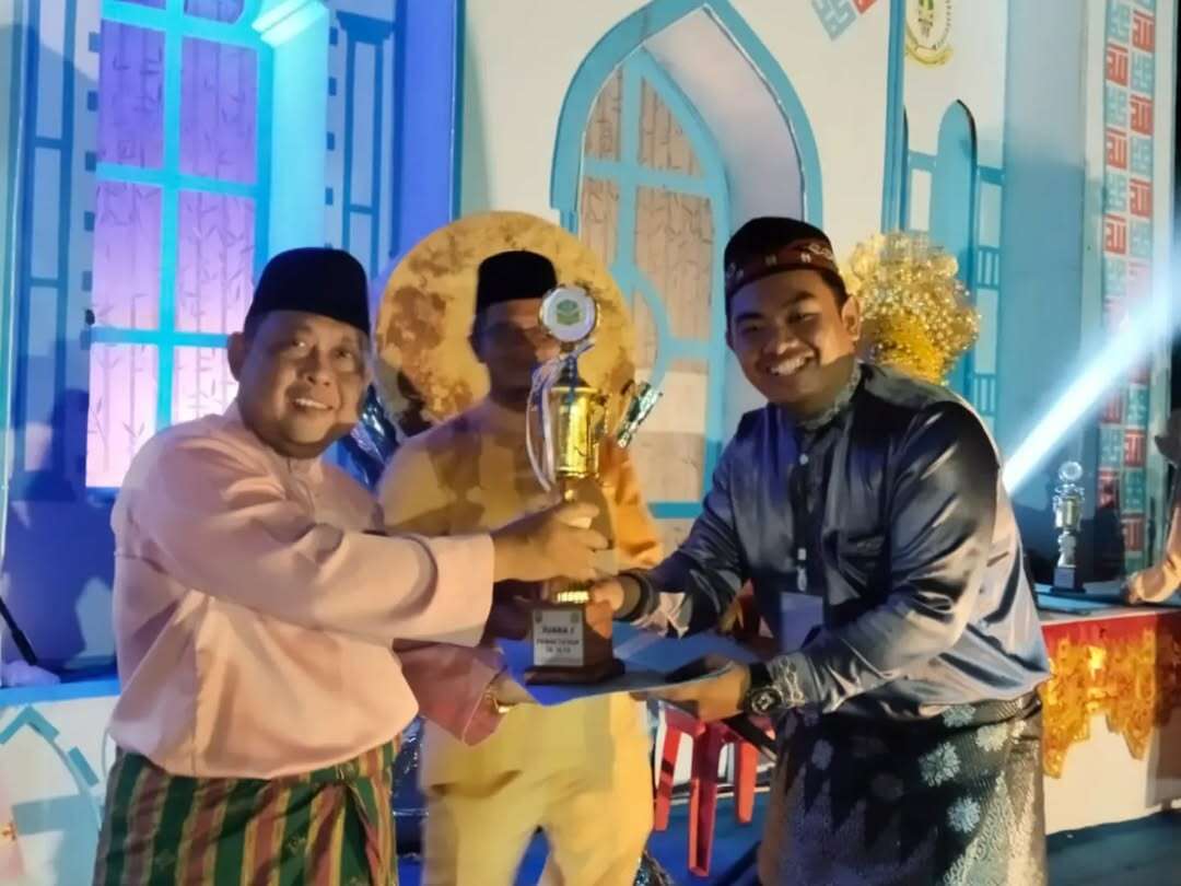 Penyerahan piala juara 1 pawai oleh korwilcam