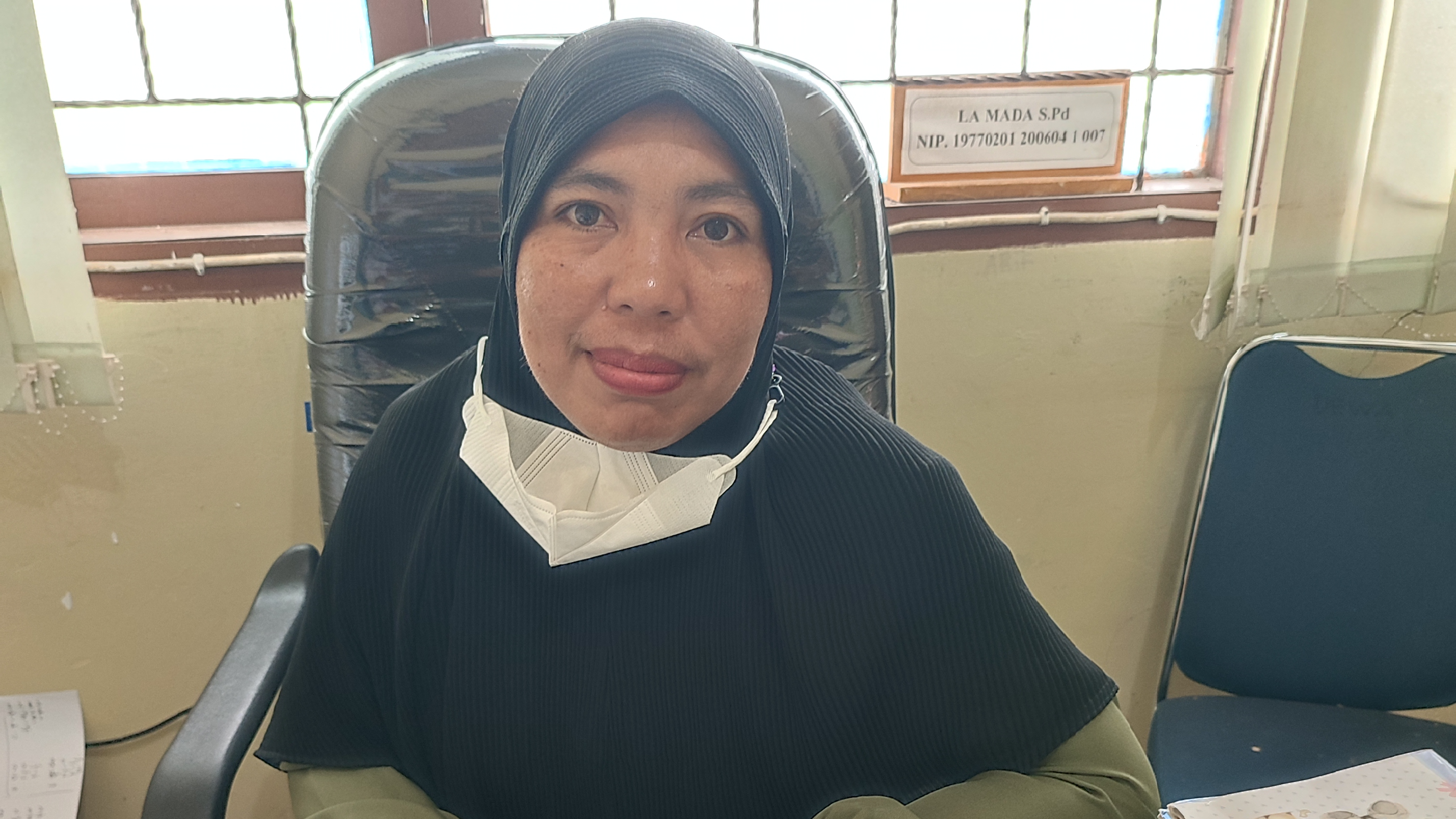 SARMIATI SARIMUDIN, S.Pd (GURU FISIKA - BENDAHARA SEKOLAH)