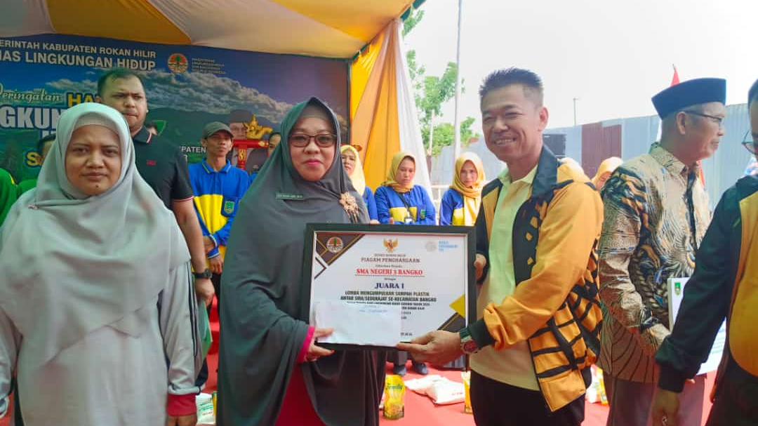 Penyerahan Hadiah Juara 1 Lomba Pengumpulan Sampah Plastik antar SMA oleh Bupati Rokan Hilir