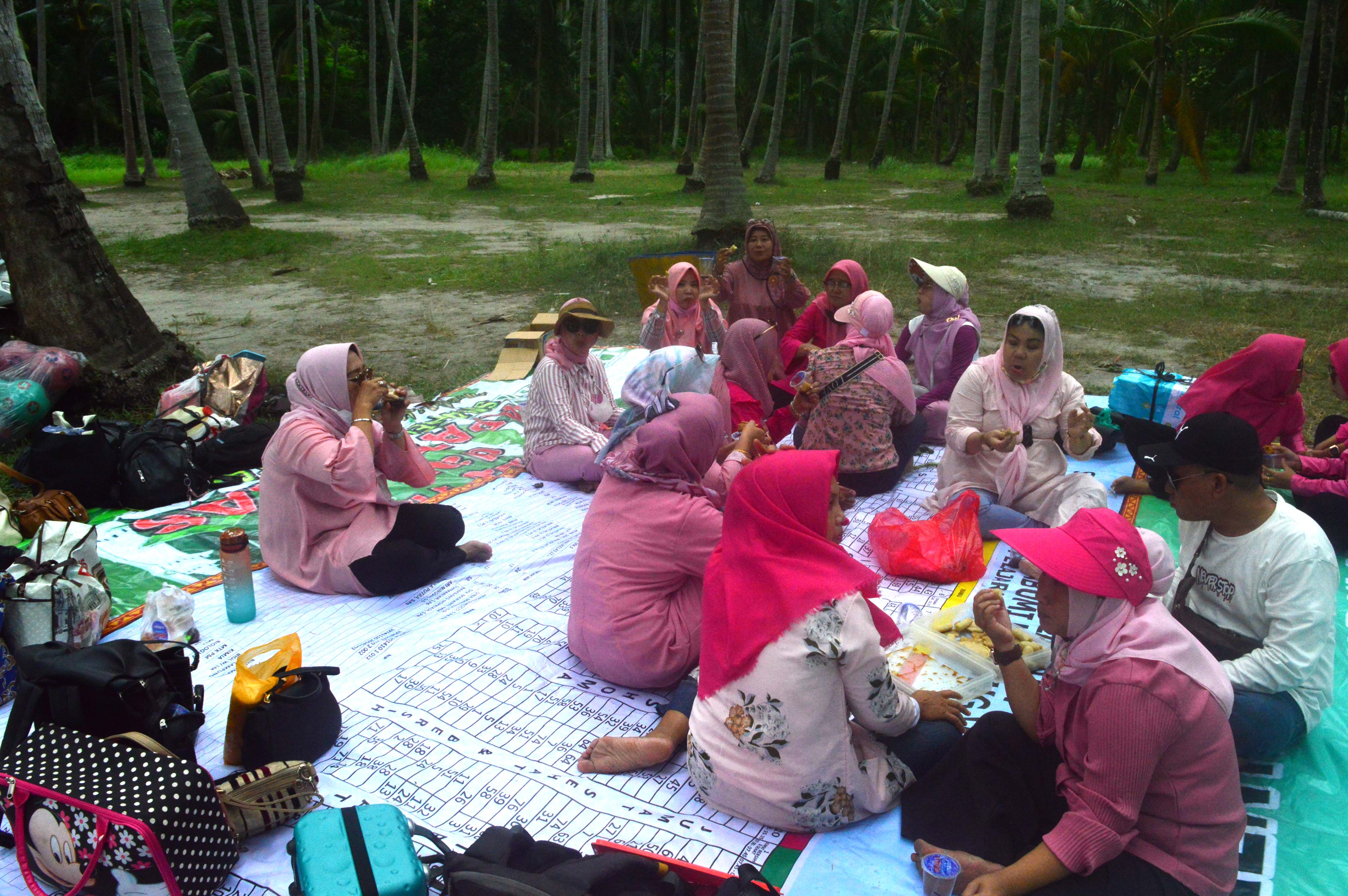 Family Gathering of Smanthree Maret 2022 Pantai Klara