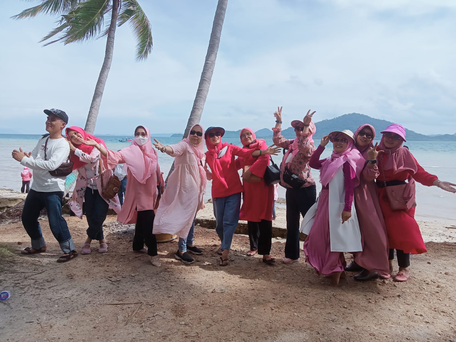 Family Gathering of Smanthree Maret 2022 Pantai Klara