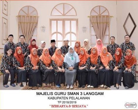 Foto Seluruh Majelis Guru Bersama Bunda Jurniati, M.Pd Kepala Sekolah SMAN 3 Langgam