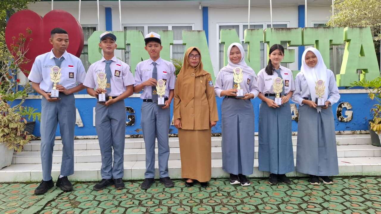 Pembagian hadiah Juara lomba Classmeeting