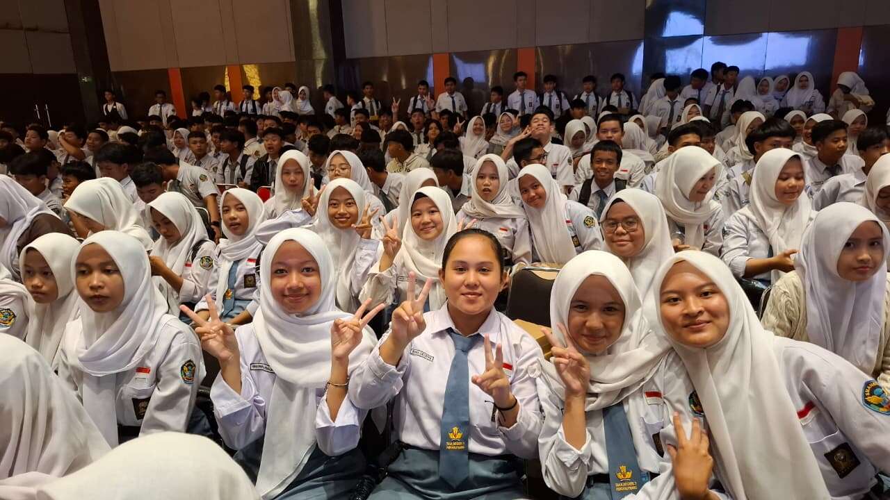 Inspirational Talk bertema "Break The Barrier" (Raih Prestasi, Gapai Mimpi)