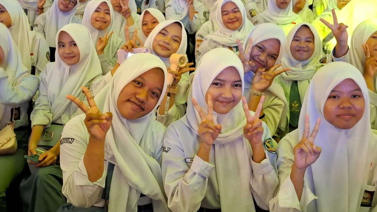 Inspirational Talk bertema "Break The Barrier" (Raih Prestasi, Gapai Mimpi)