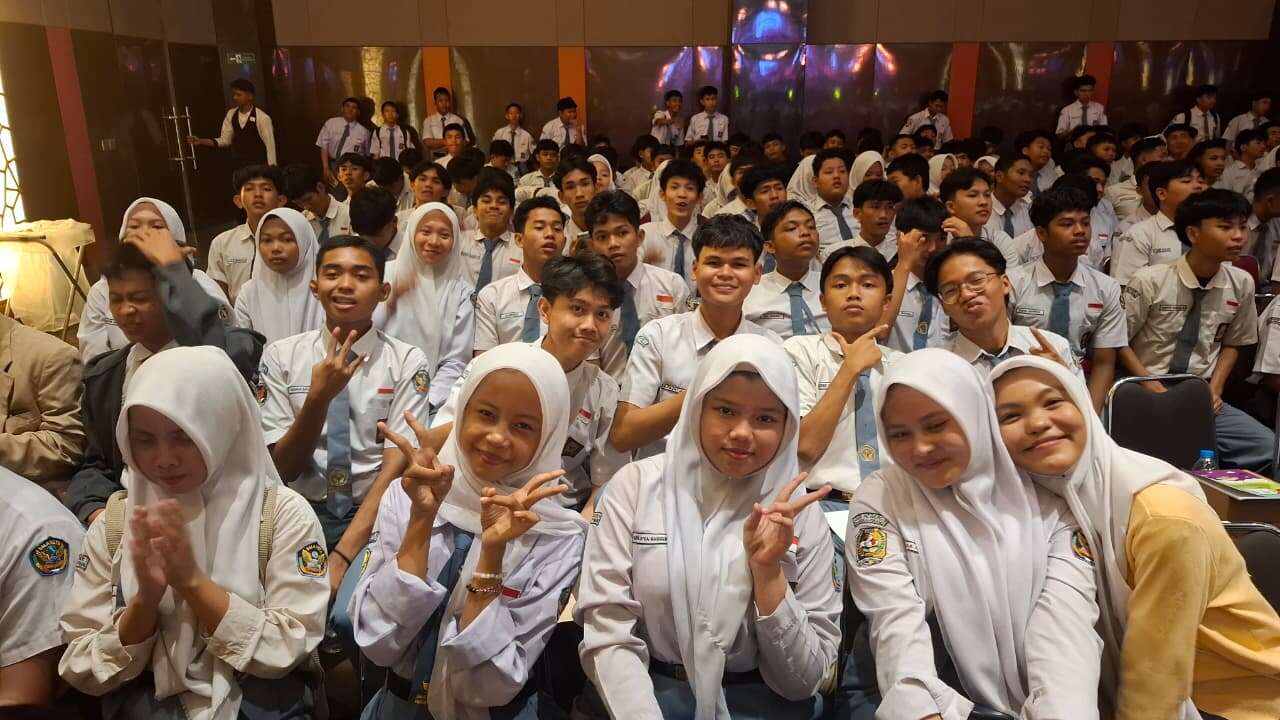 Inspirational Talk bertema "Break The Barrier" (Raih Prestasi, Gapai Mimpi)