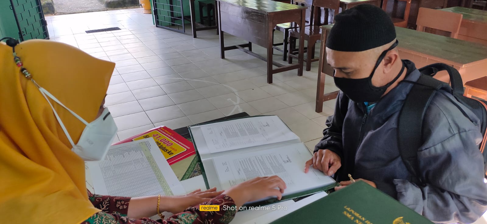 Pembagian raport semester ganjil 2021