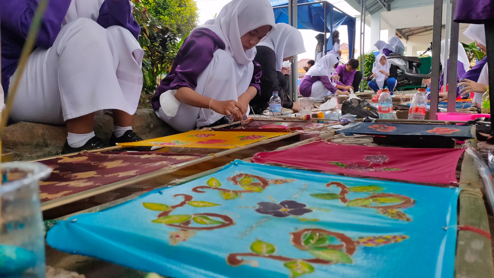 P5 tahap pewarnaan Batik