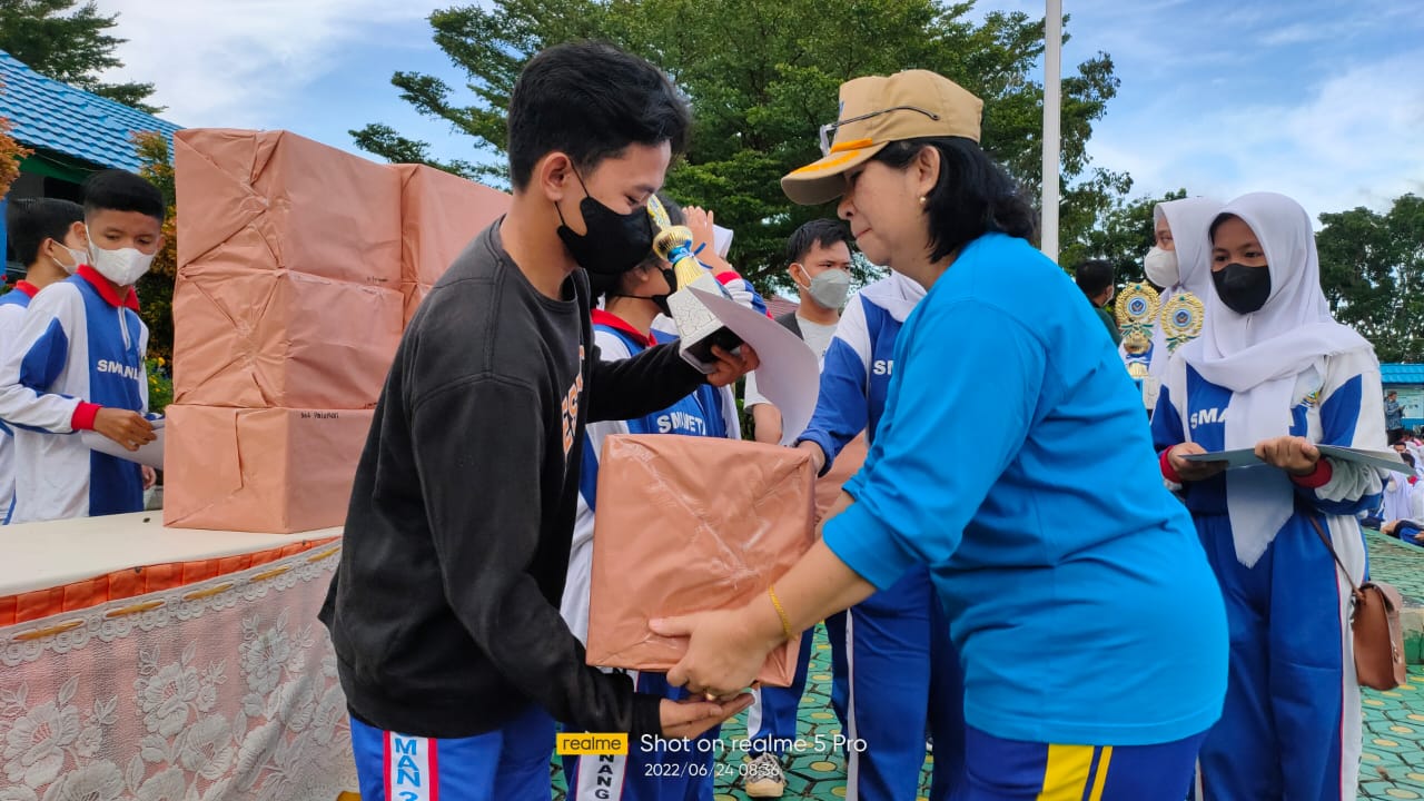 Pembagian hadiah lomba Classmeeting