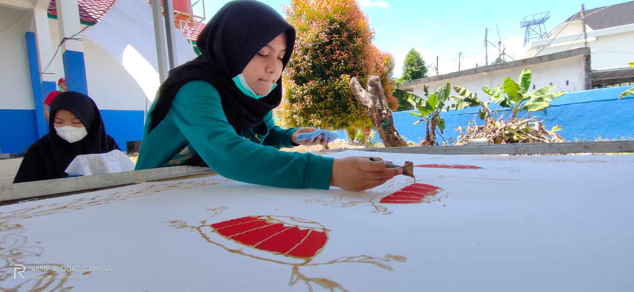 Membatik di SMANETA 2021