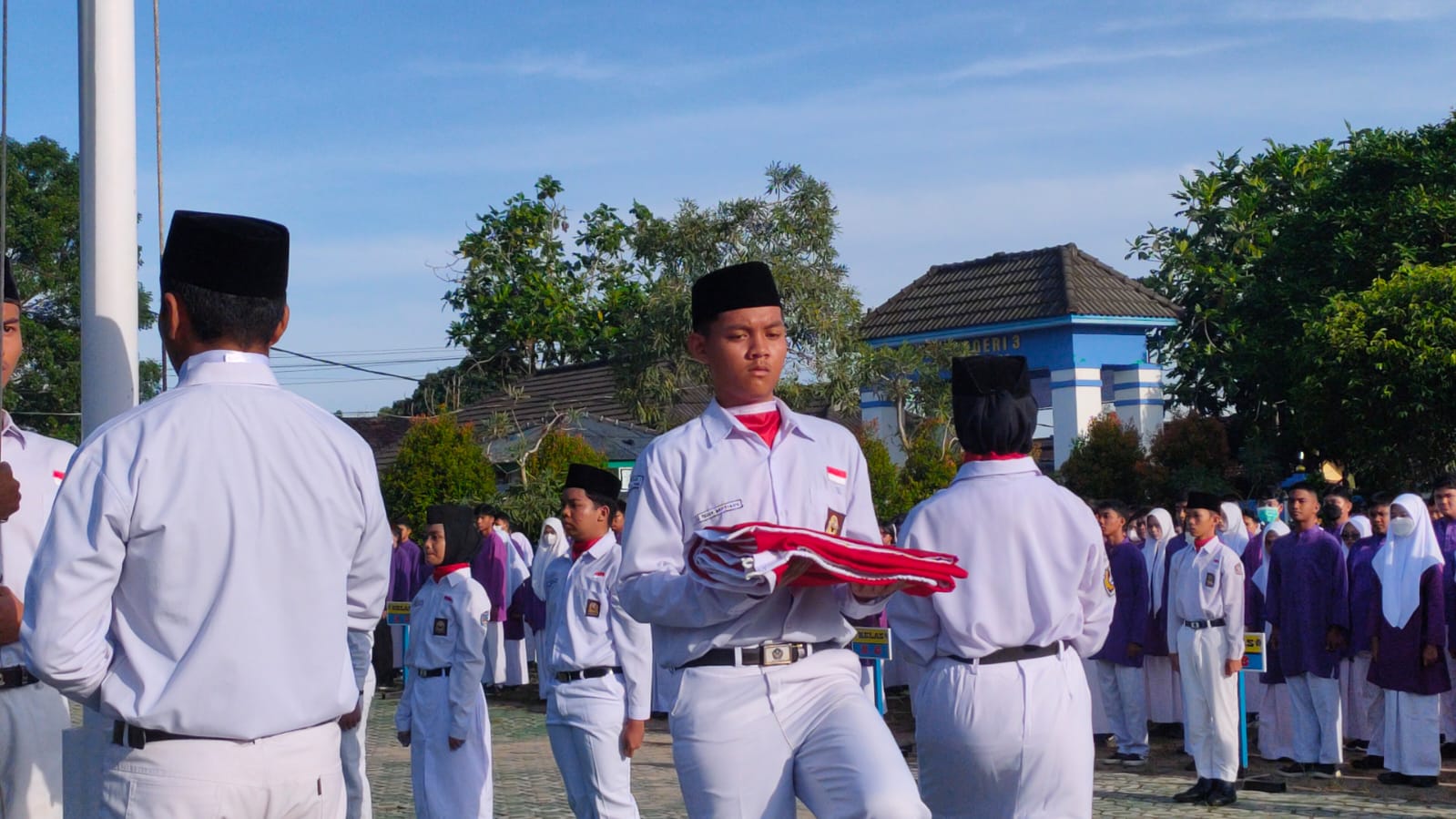 Upacara peringatan Hardiknas