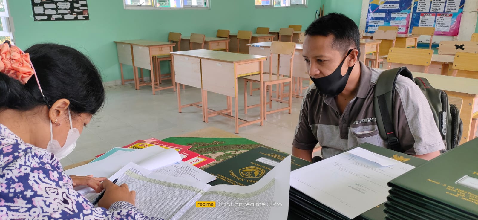 Pembagian raport semester ganjil 2021