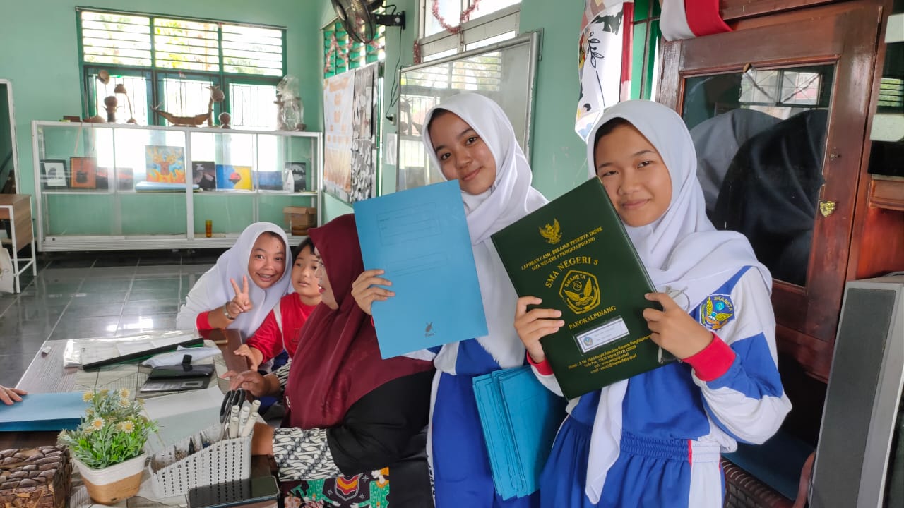 Pembagian Raport Tengah semester